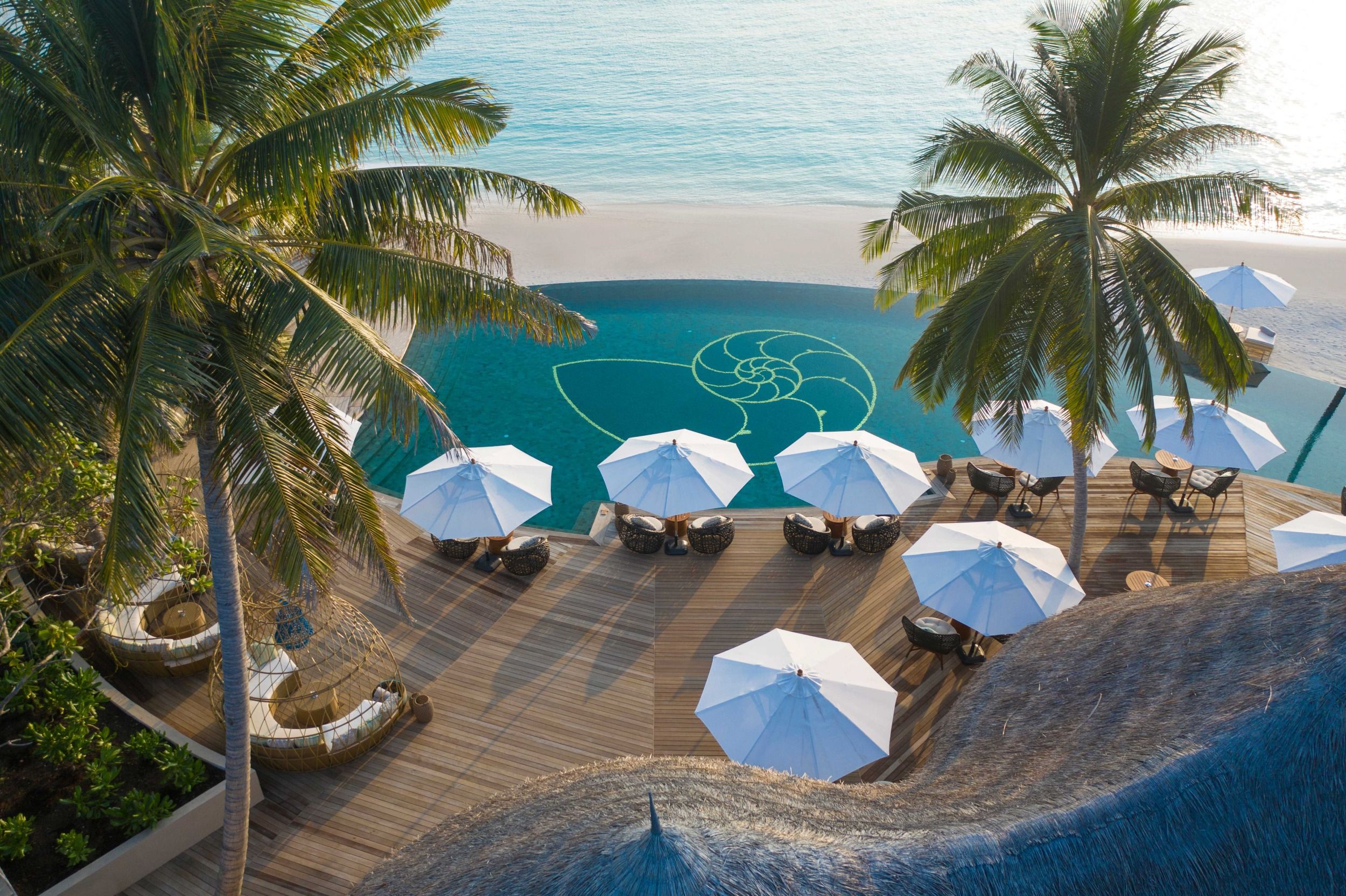The-Nautilus-Maldives-dining-Naiboli-pool-bar-