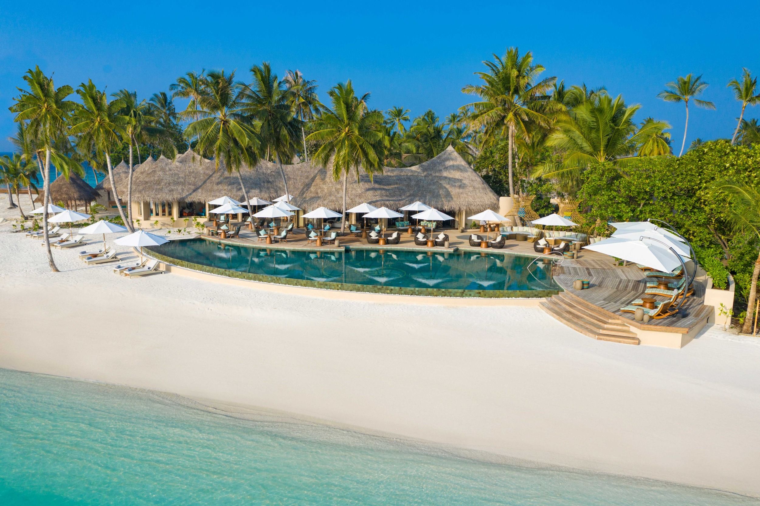 The-Nautilus-Maldives-dining-Naiboli-pool-bar