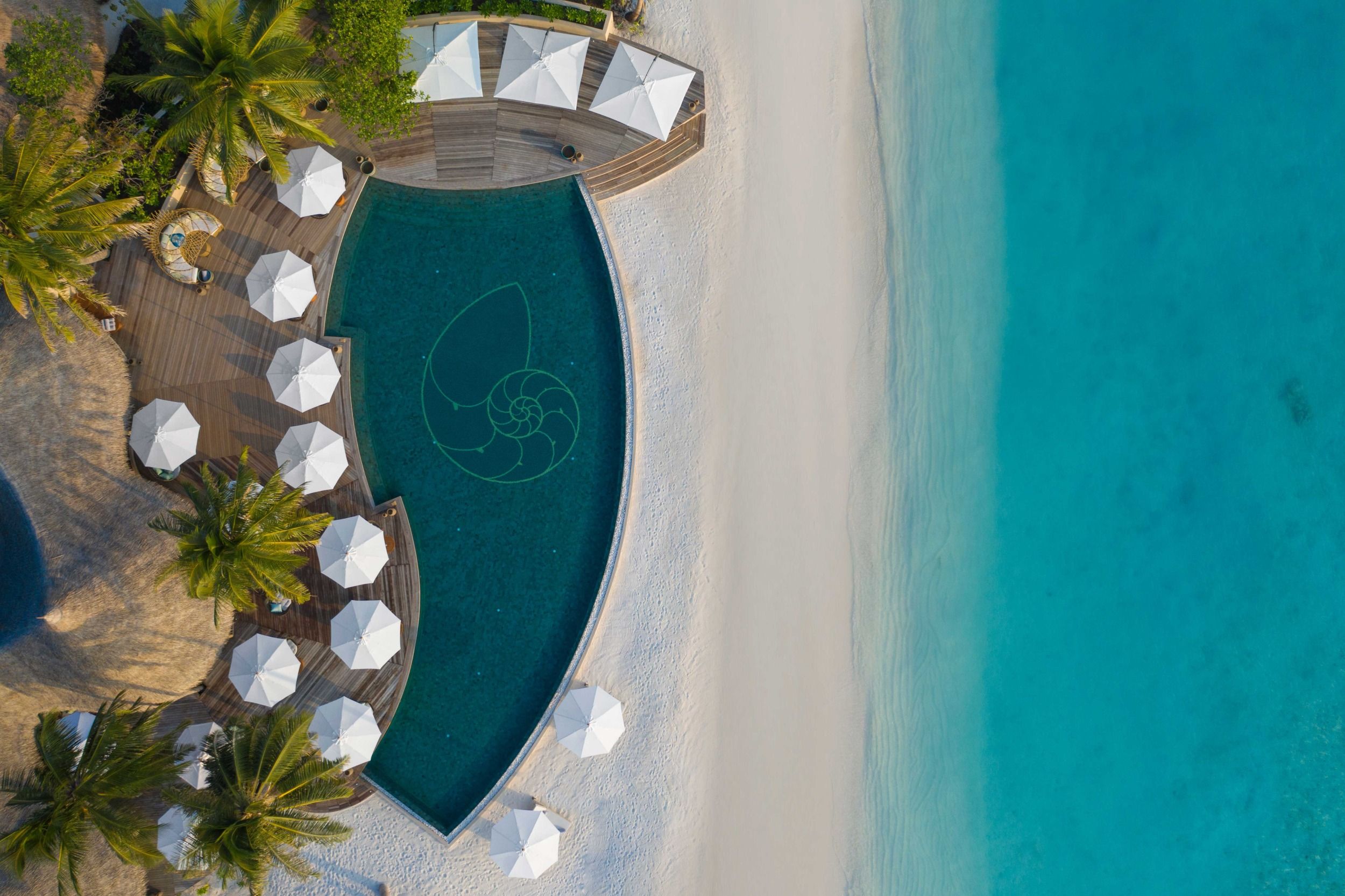 The-Nautilus-Maldives-dining-Naiboli-pool-bar-