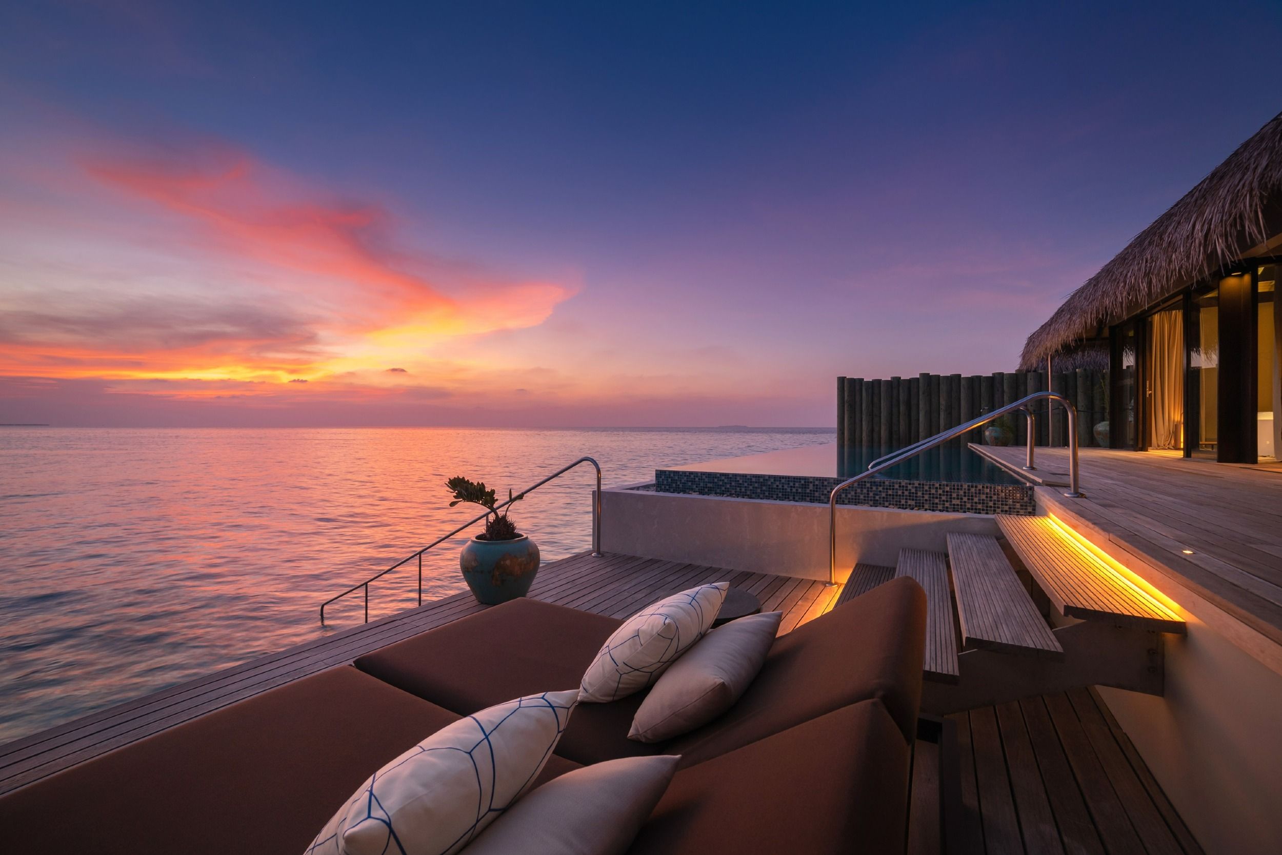 Sunset Deluxe Water Pool Villa - Deck & sunset 
