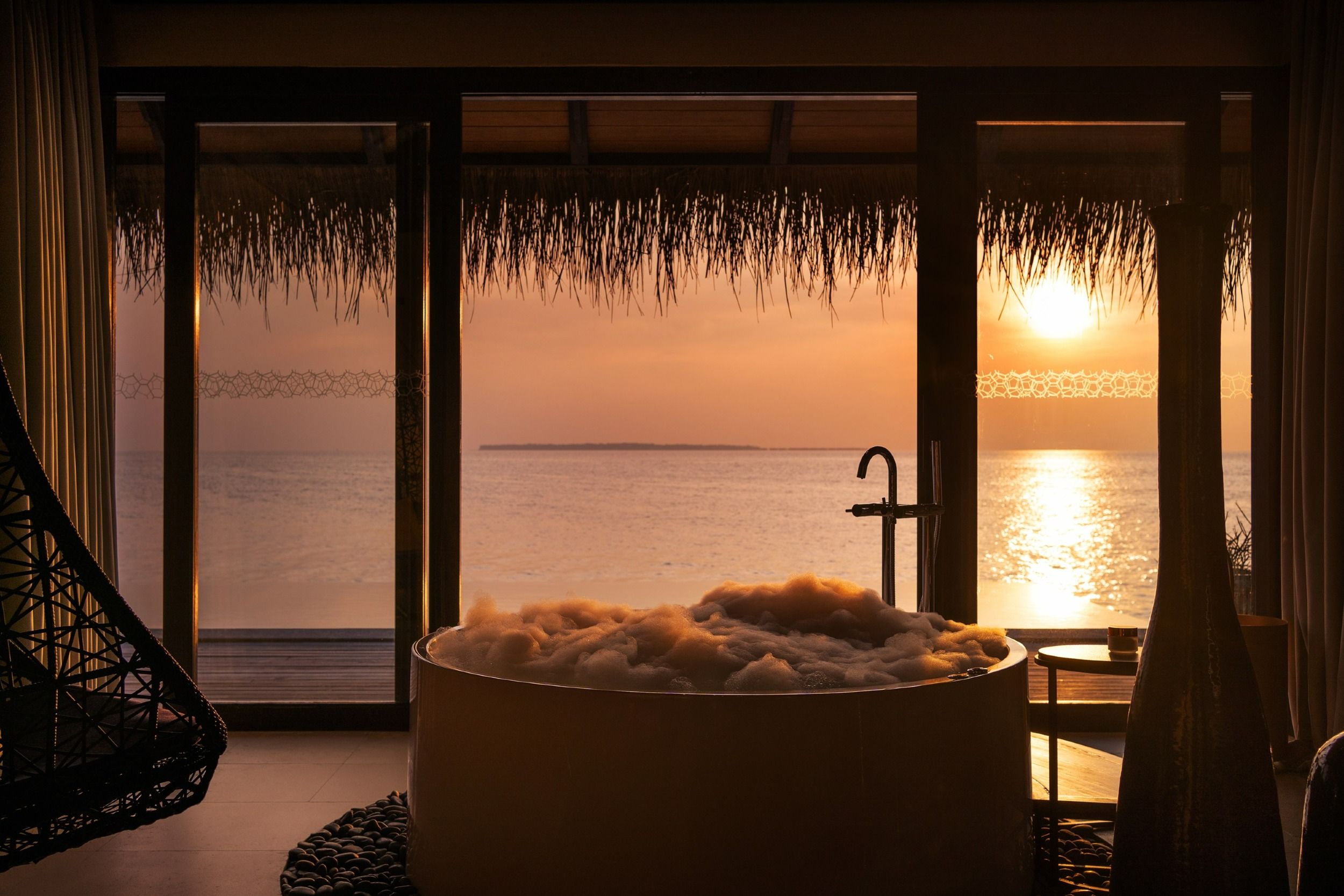 Sunset Deluxe Water Pool Villa-bathtub+sunset - Velaa Private Island Maldives