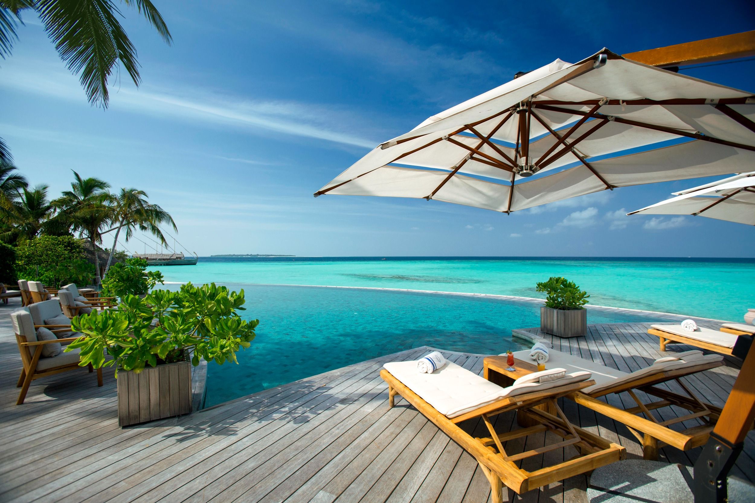 Compass pool bar exterior sakis