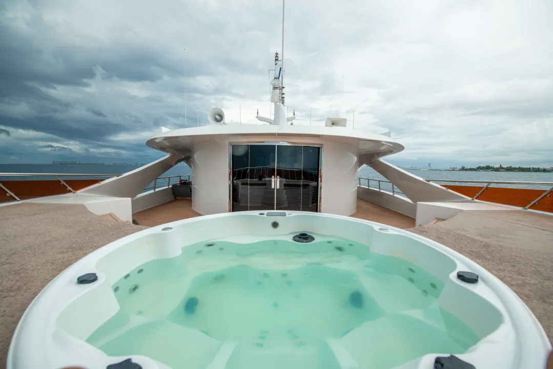 Infinity X Liveaboard, jacuzzi