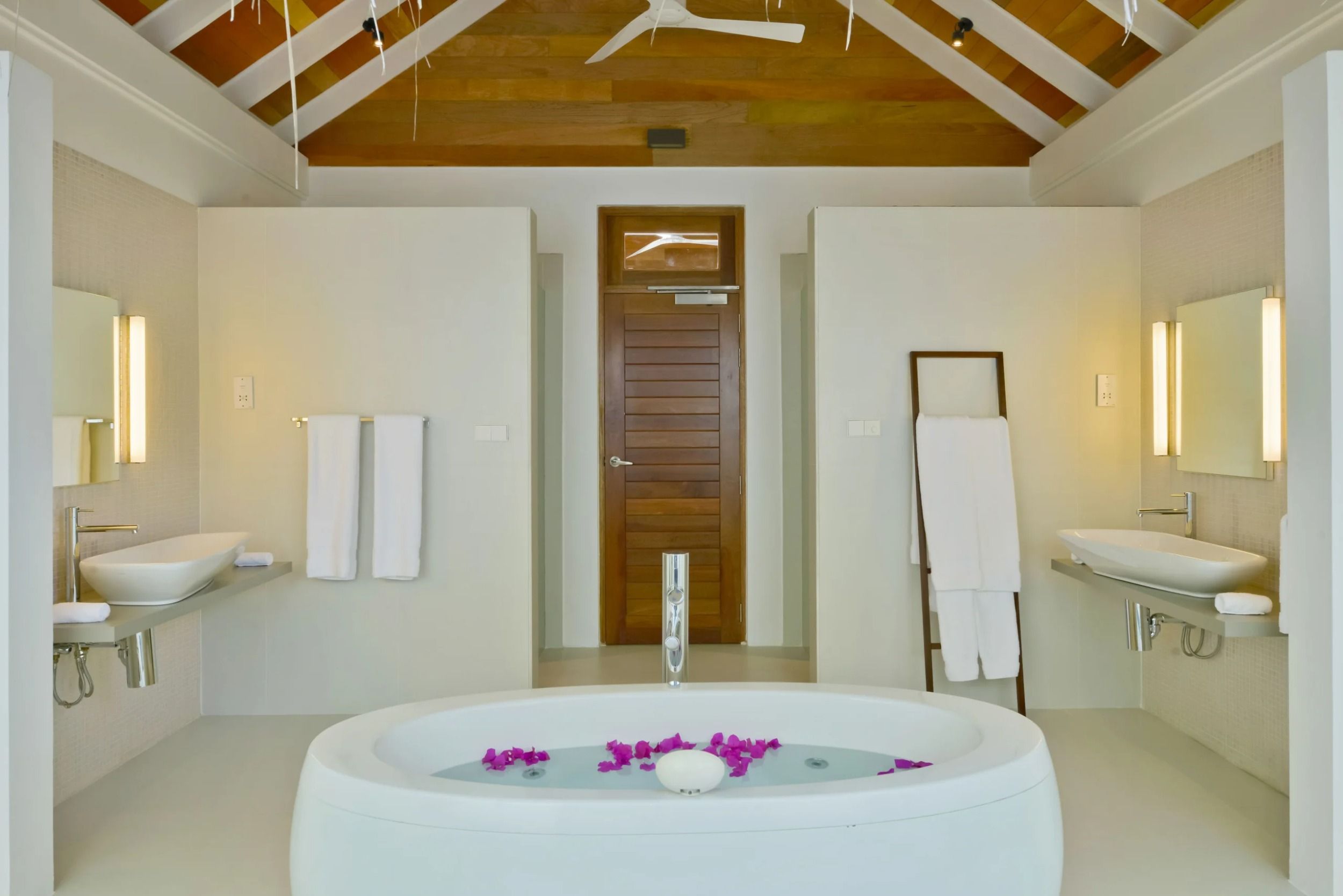 Beach Villa - Bathtub - Kandolhu Maldives 
