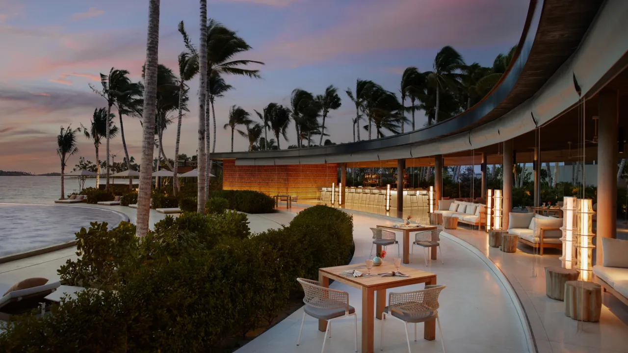  Ritz-Carlton Maldives  EAU Bar