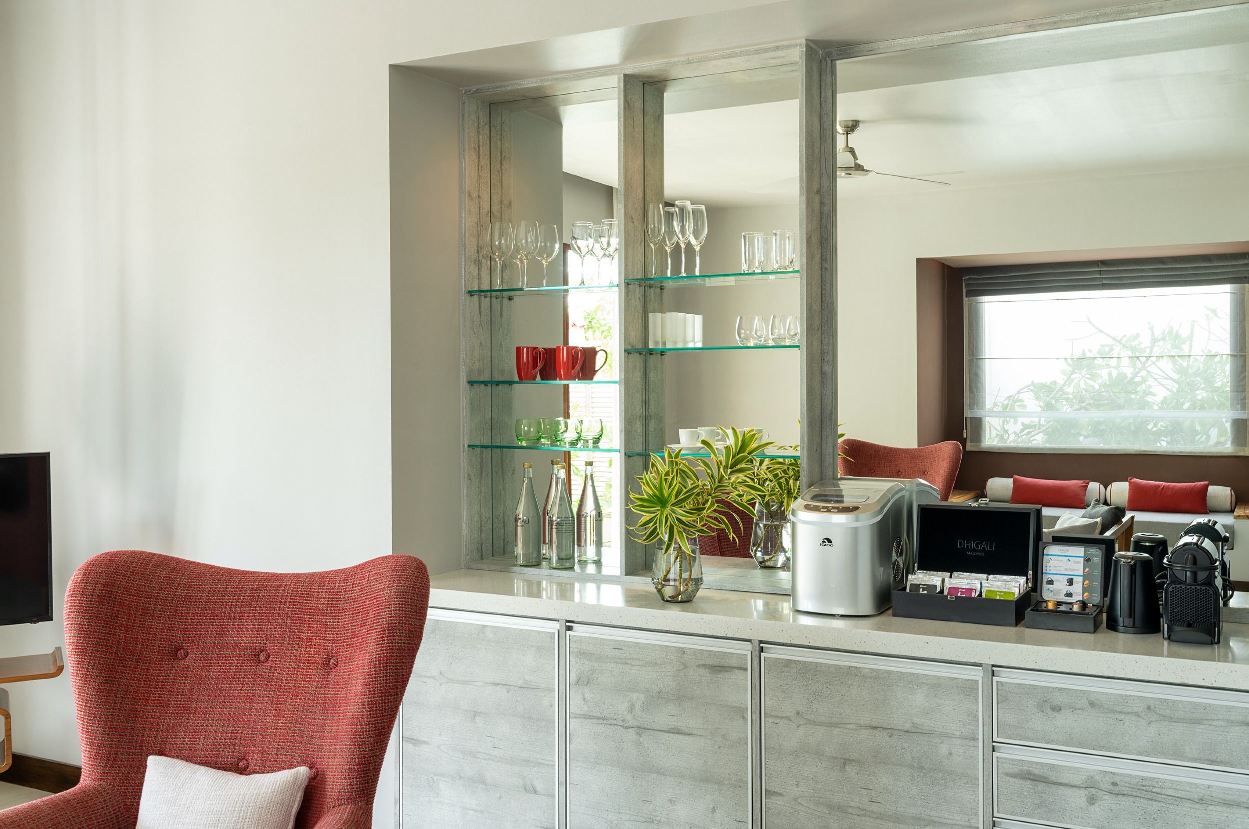 Beach Suite GardenPool MiniBar Area