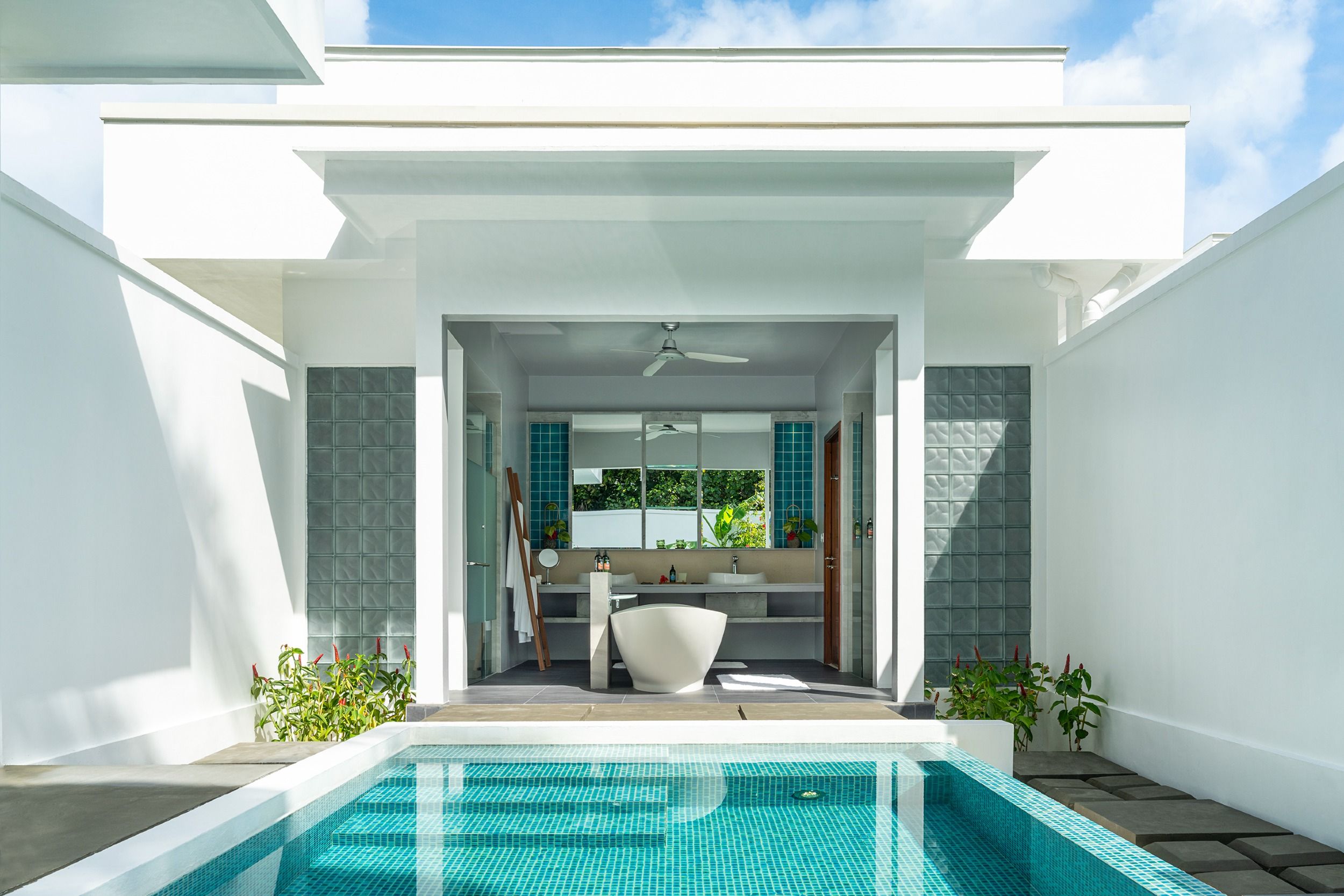 Beach Suite Garden Pool Bathroom