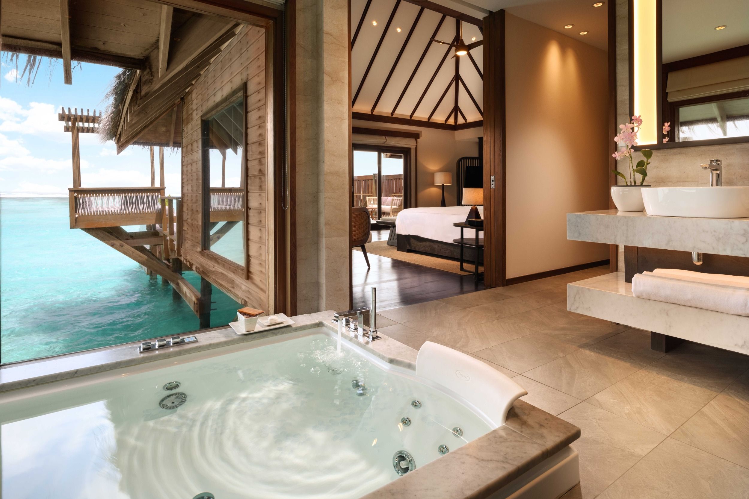 Premiere Water Villa with Pool_Bathtube
