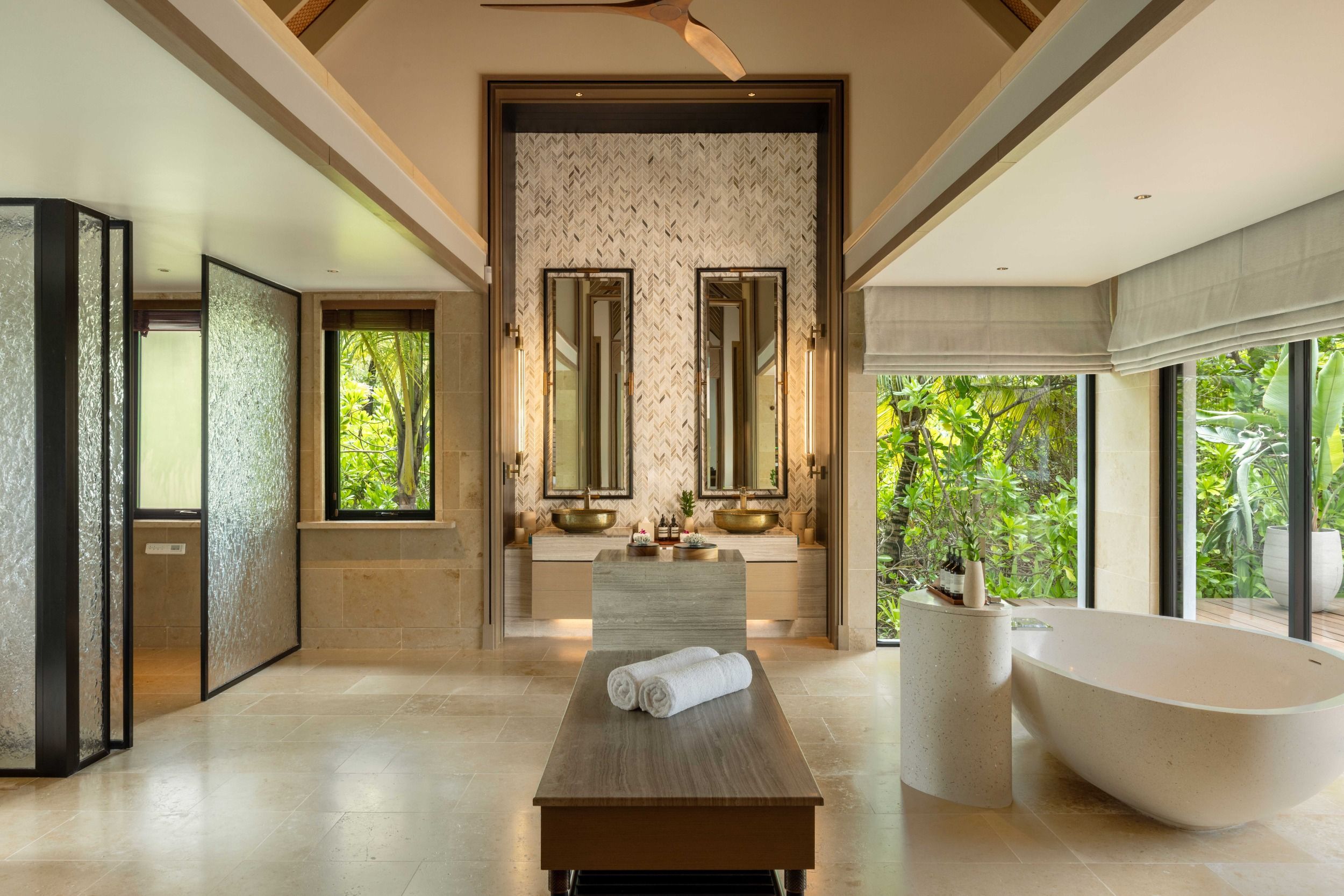 3-bedroom beach villa with pool Bathroom